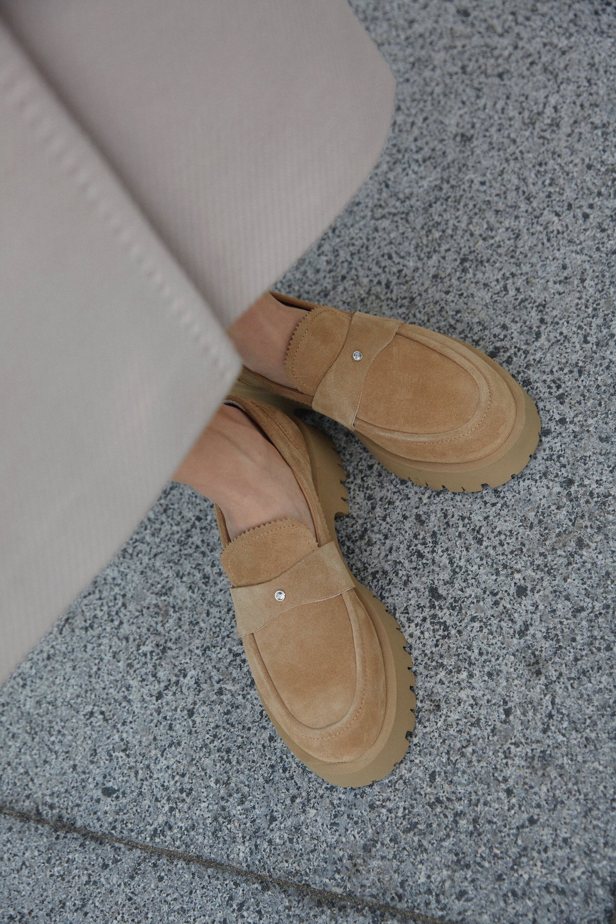 Brązowe loafersy damskie na masywnej podeszwie z weluru naturalnego Estro ER00114646
