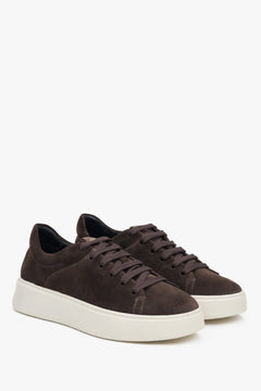 Ciemnobrązowe sneakersy damskie Estro z weluru.