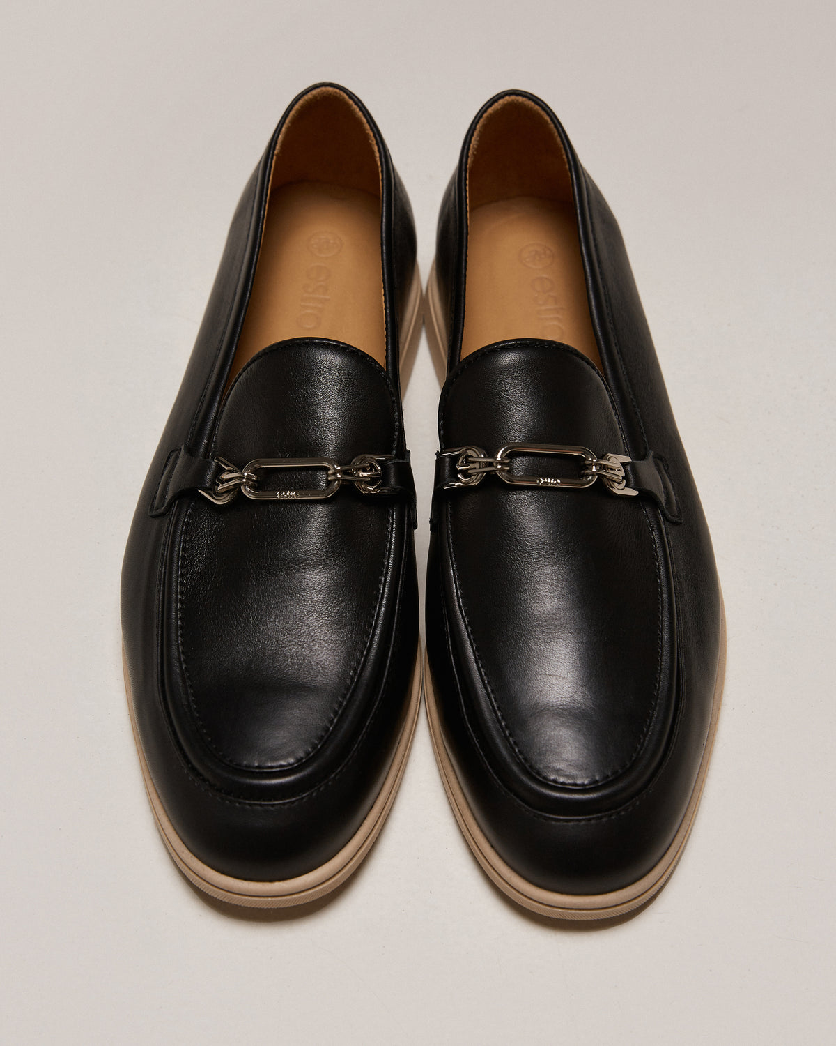Czarne loafersy damskie z włoskiej skóry naturalnej Premium ze srebrnym łańcuszkiem Estro ER00115614