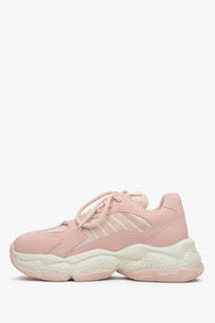 Zamszowo-tekstylne sneakersy damskie w kolorze jasnoróżowym ze sznurowaniem na grubej podeszwie - profil buta.