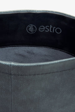 Wysokie kozaki damskie Estro w kolorze szarym z szeroką cholewą - zbliżenie na detal.