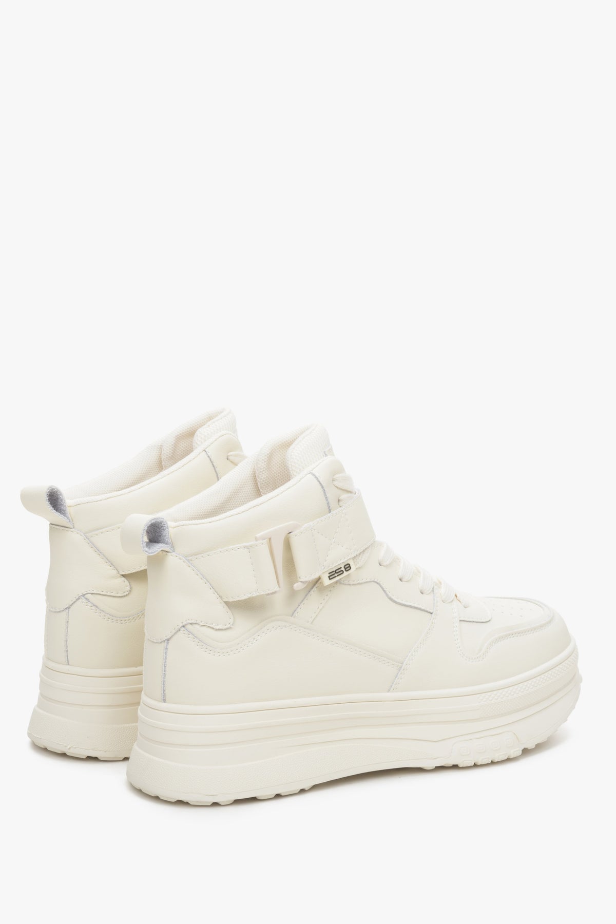 Skórzane, wysokie sneakersy damskie ES8 w kolorze jasnobeżowym - zbliżenie na linię boczną buta.