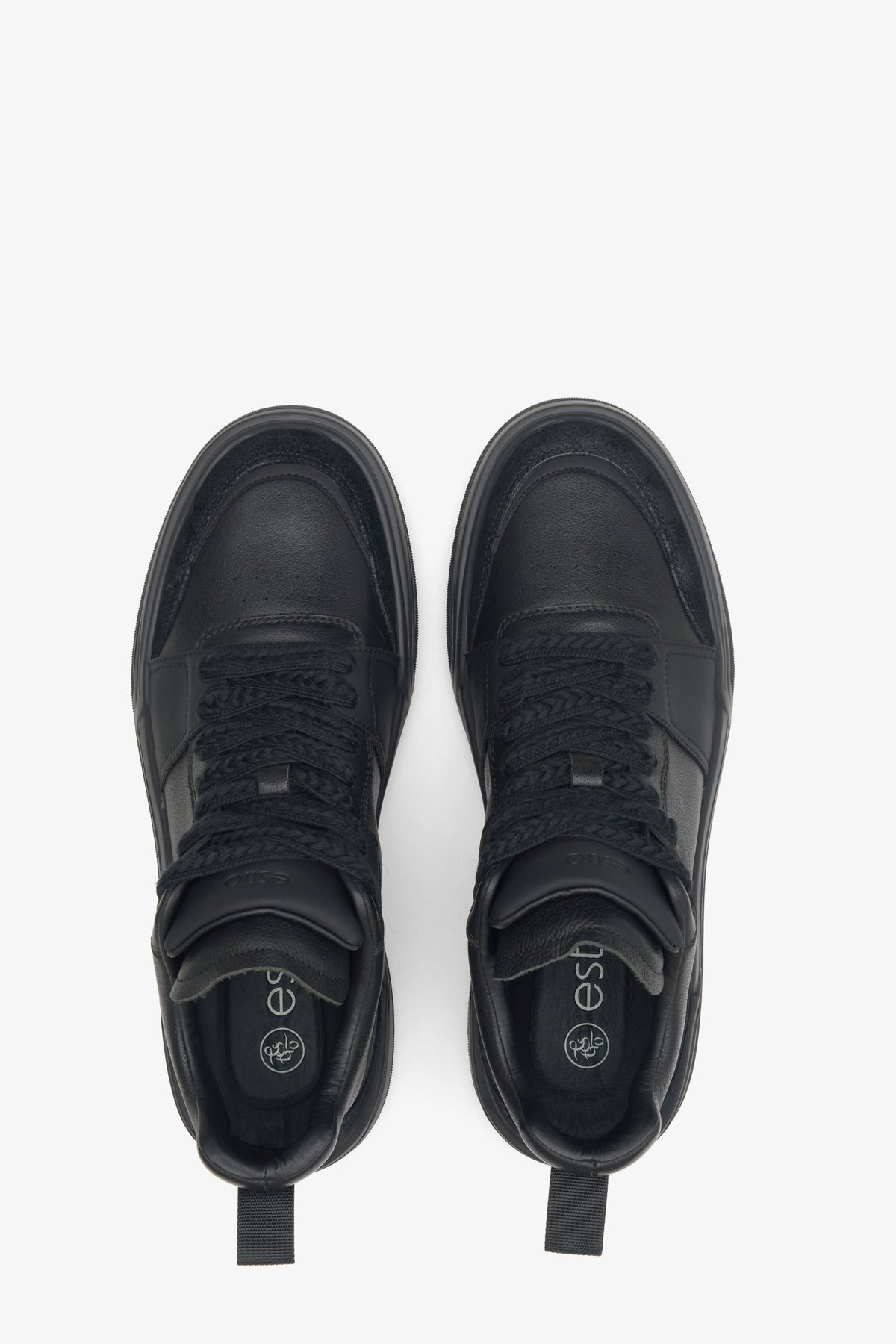 Skórzano-zamszowe wysokie sneakersy męskie Estro w kolorze czarnym - prezentacja modelu z góry.