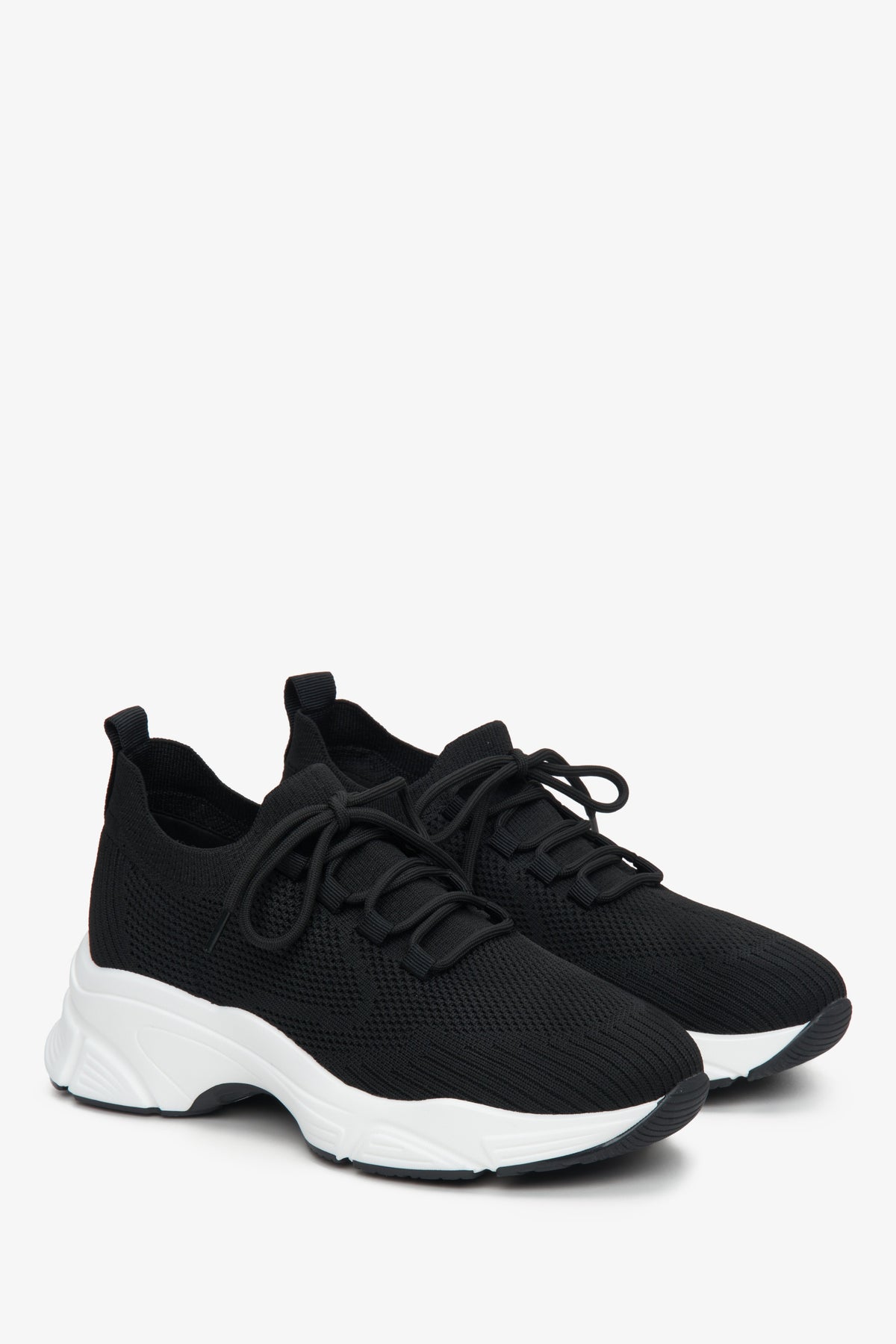 Letnie sneakersy damskie Estro z siateczki w kolorze czarnym.