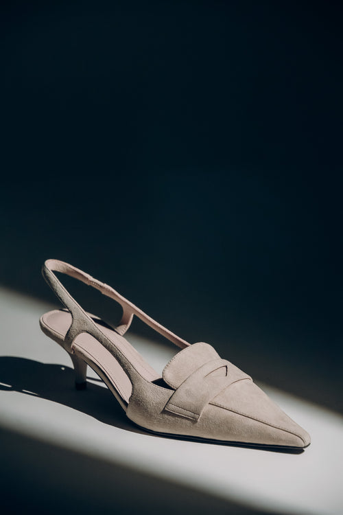 Beżowe czółenka - slingbacki z weluru naturalnego na obcasie typu kitten heel Estro ER00119676.