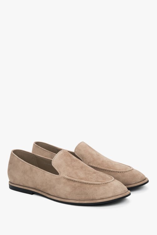 Beżowe loafersy damskie z weluru naturalnego na płaskiej podeszwie.