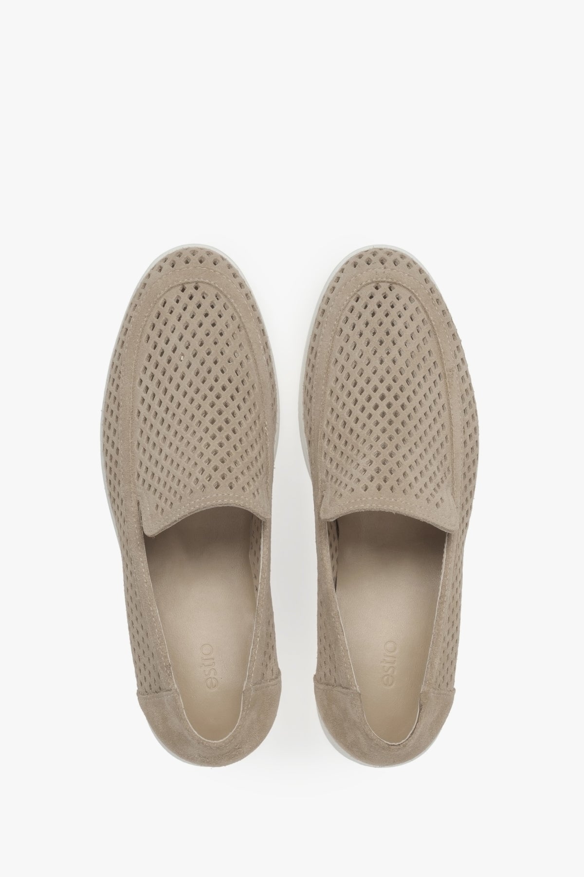 Stylowe damskie loafersy Premium z naturalnego włoskiego weluru – beżowe, perforowane.