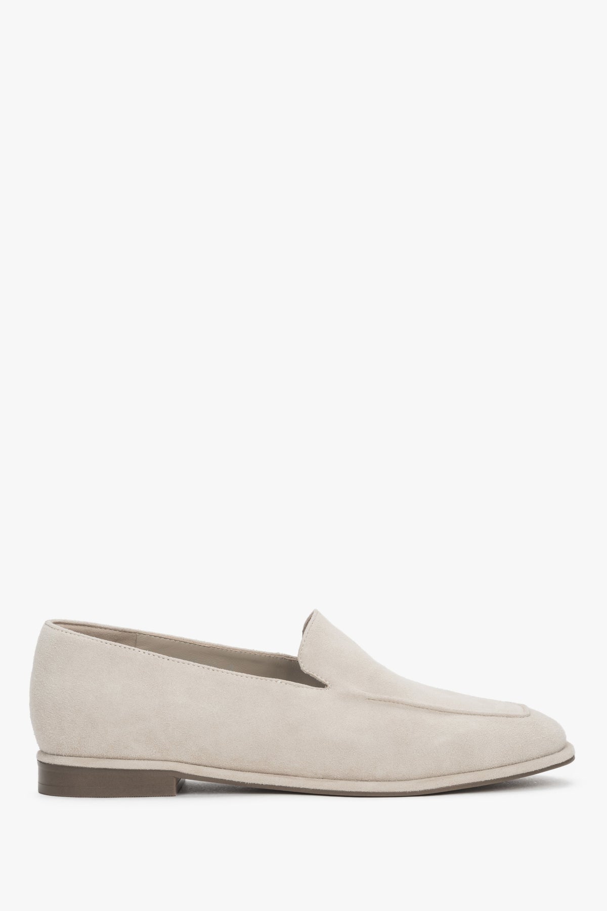Elegancki but damski typu loafers marki Estro w kolorze beżowym, ujęcie z profilu podkreślające płaską podeszwę i smukłą sylwetkę.