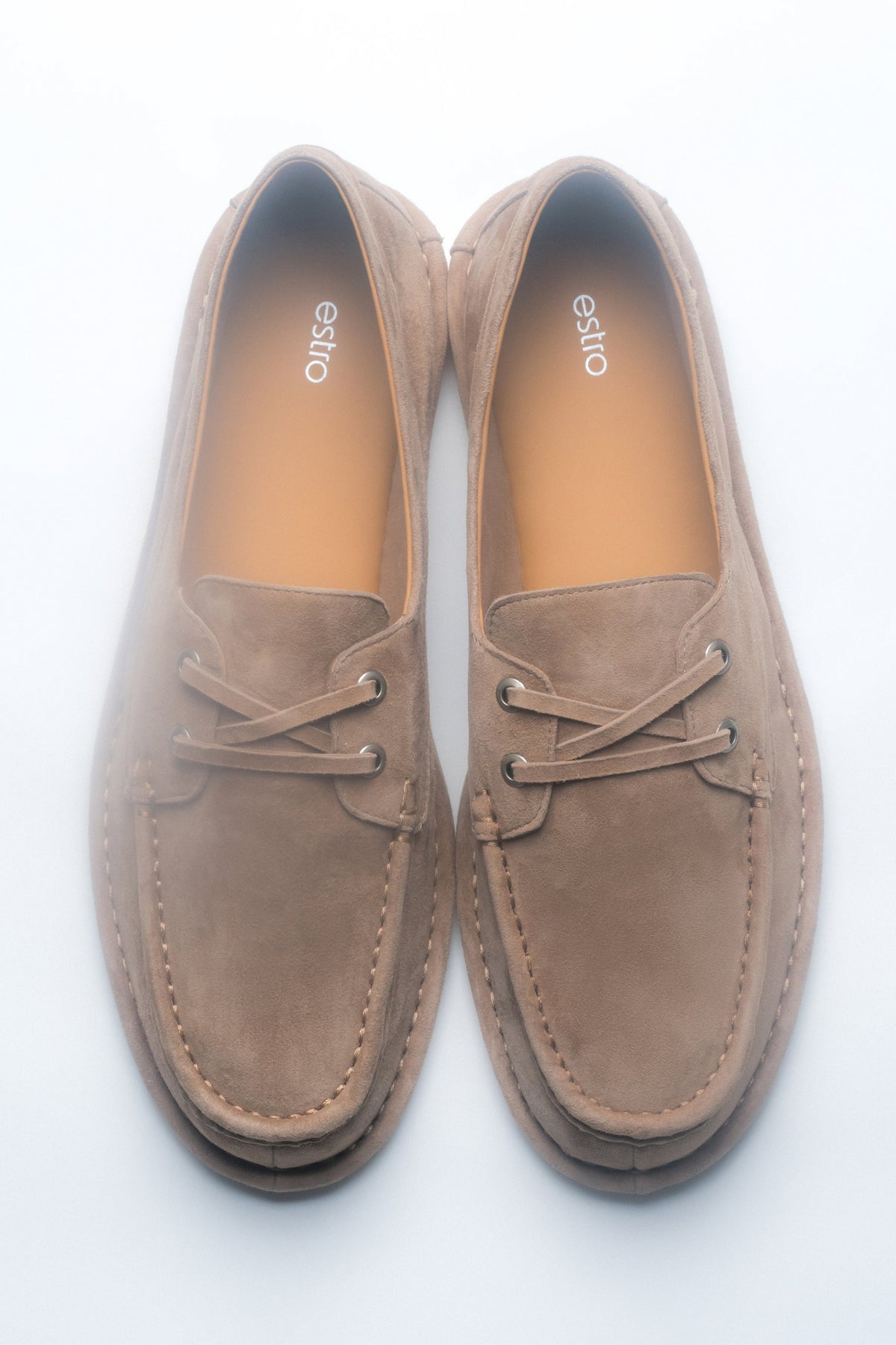 Beżowe sznurowane loafersy damskie z weluru w stylu żeglarskim Estro ER00119012.