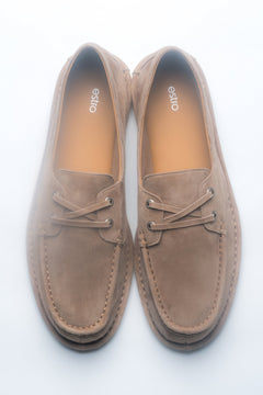 Beżowe sznurowane loafersy damskie z weluru w stylu żeglarskim Estro ER00119012.
