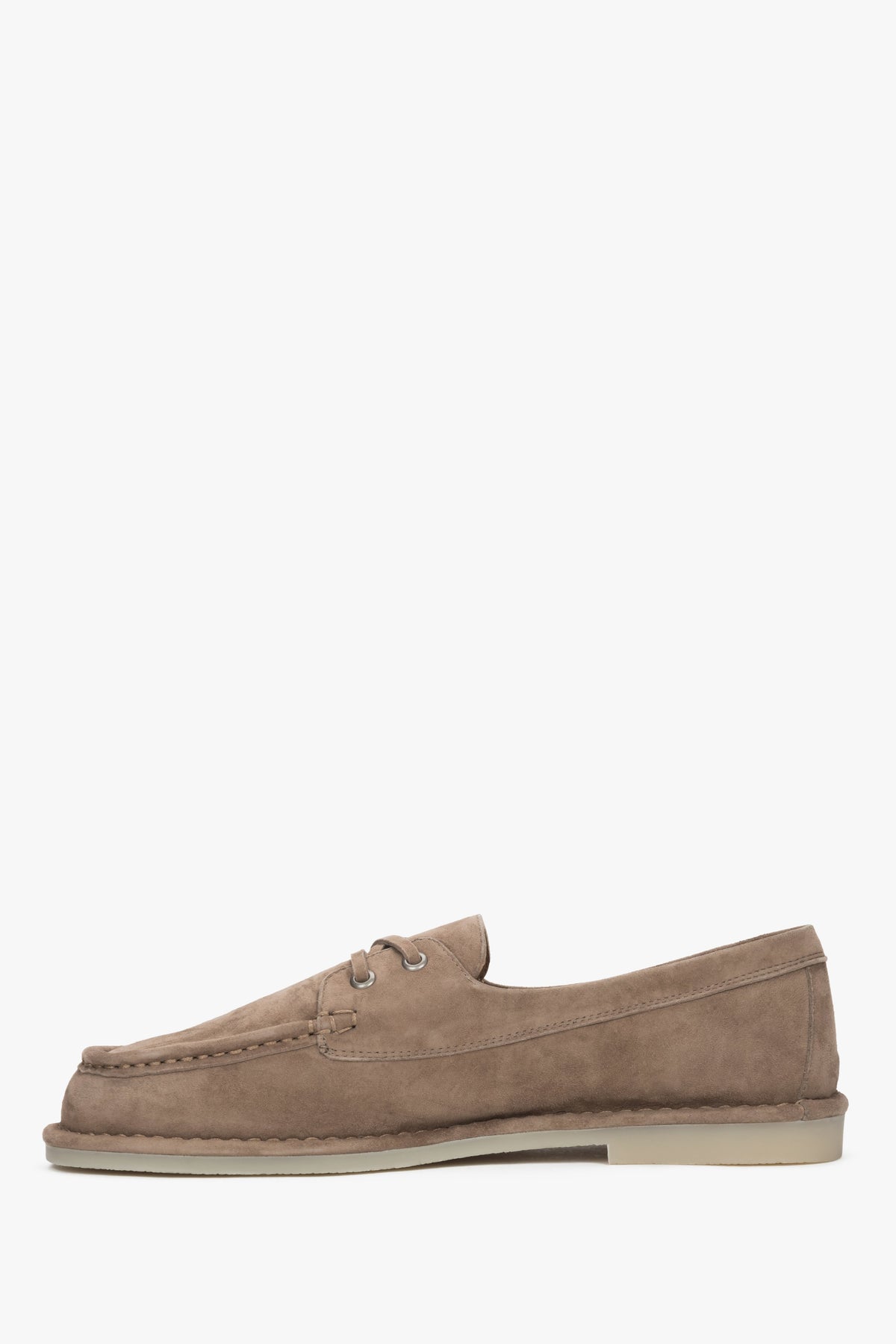 Beżowe sznurowane loafersy damskie z weluru w stylu żeglarskim.