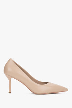 Beżowe buty damskie na obcasie ze skóry naturalnej z czubkiem w szpic.
