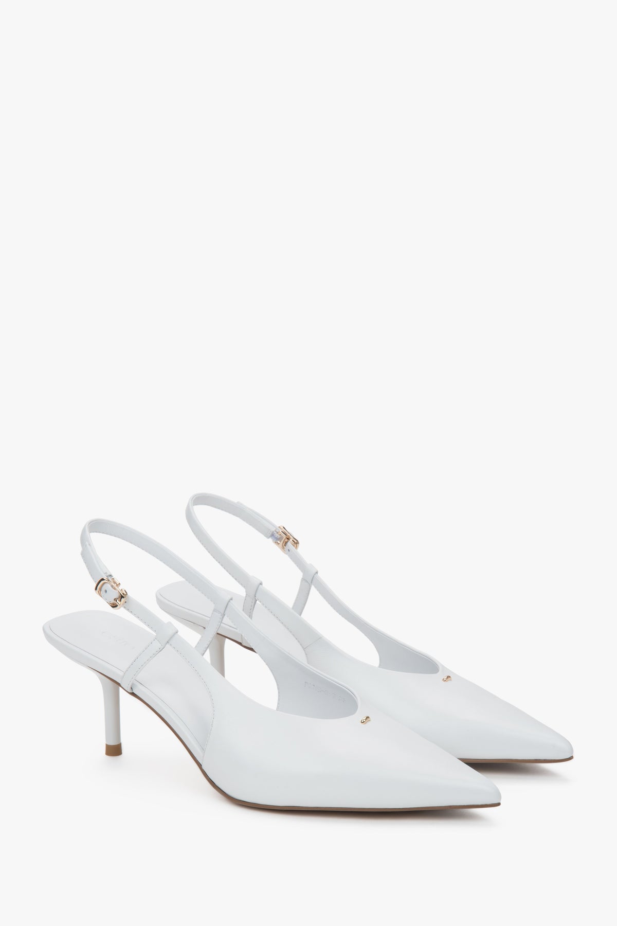 Białe czółenka damskie z odkrytą piętą typu slingback na stabilnej szpilce.