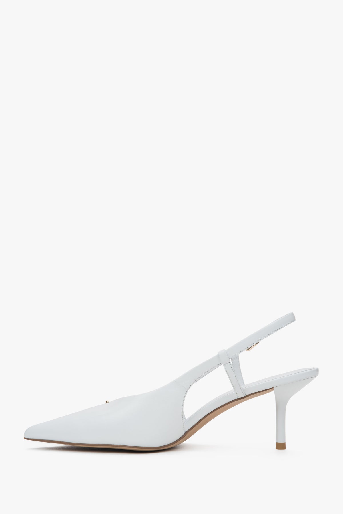 Damskie białe czółenka z odkrytą piętą typu slingback na stabilnej szpilce Estro.