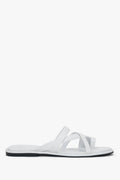 Białe skórzane klapki damskie na płaskiej podeszwie z pętelką na palec Estro ER00119383,