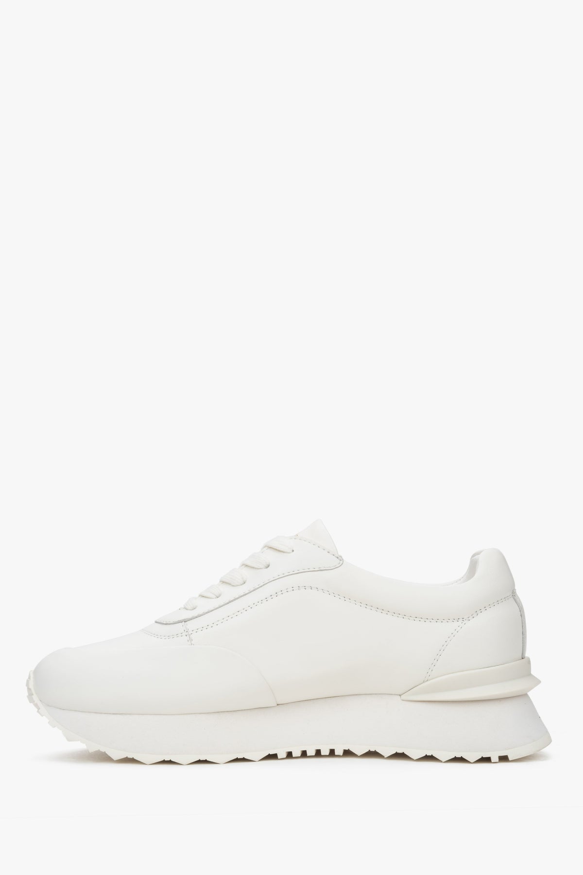 Sneakersy damskie Estro w kolorze białym, wykonane z naturalnej skóry, wyposażone w sprężystą podeszwę.​