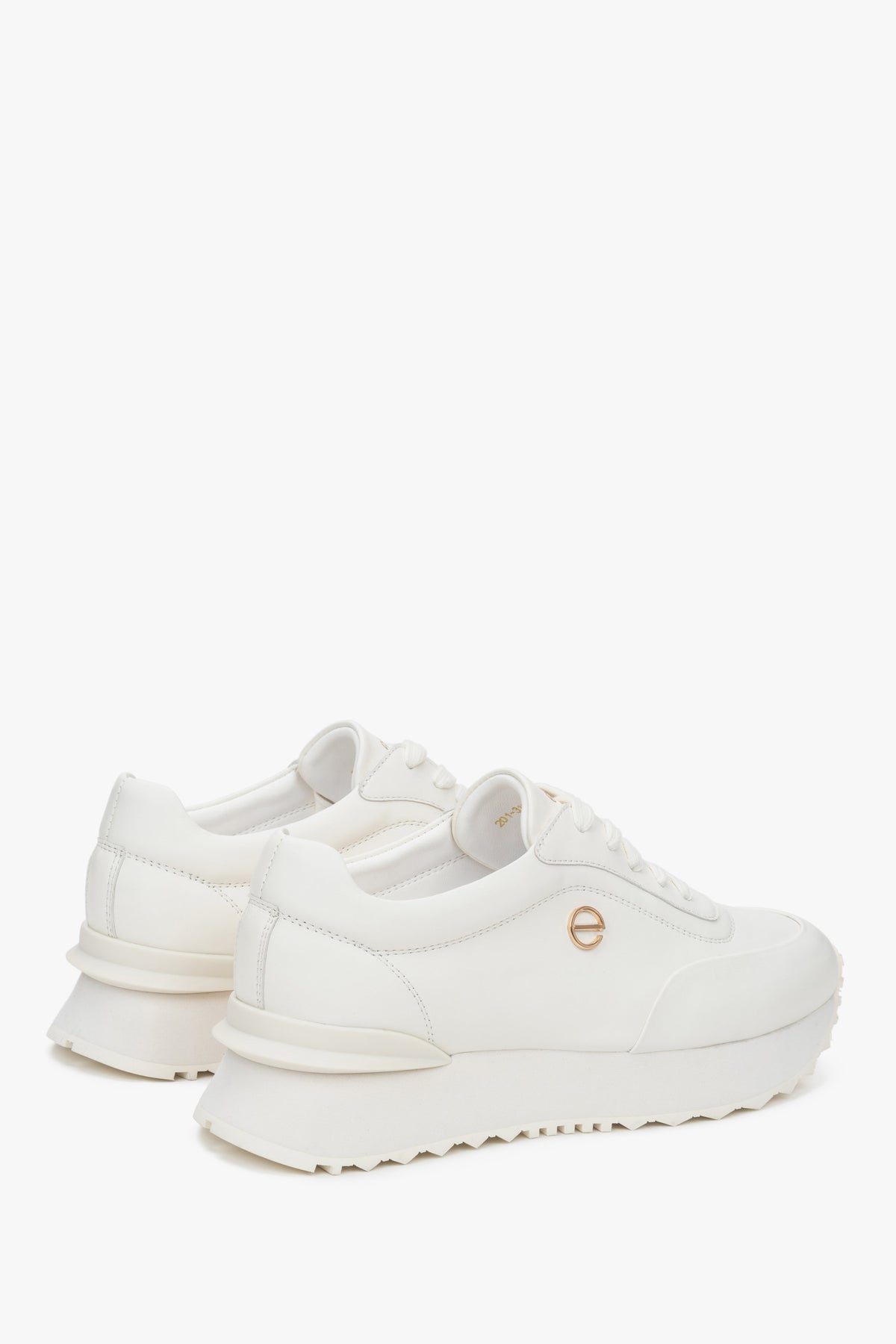 Białe damskie sneakersy ze skóry naturalnej z miękką podeszwą.