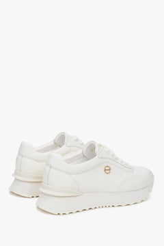 Białe damskie sneakersy ze skóry naturalnej z miękką podeszwą.
