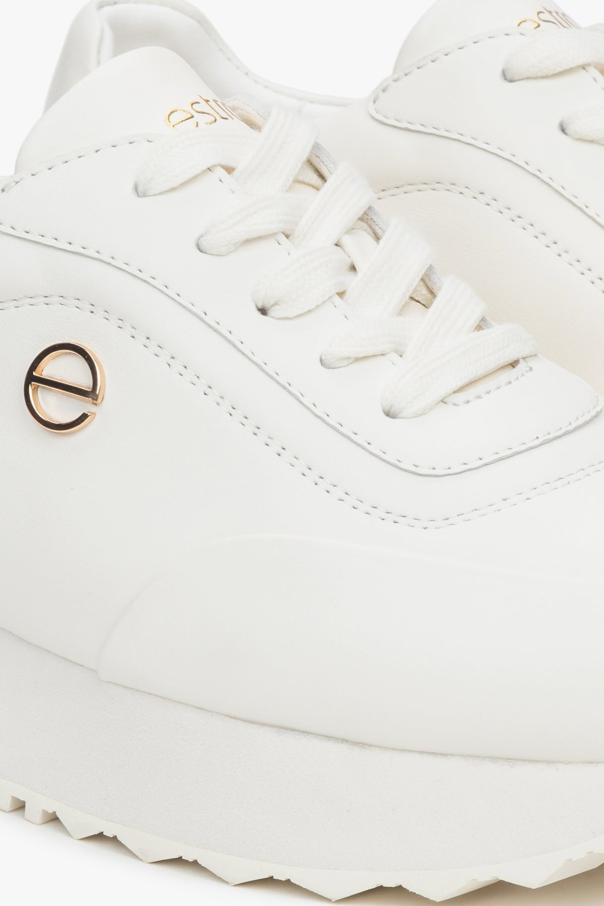 Białe skórzane sneakersy damskie Estro - zbliżenie na detale.