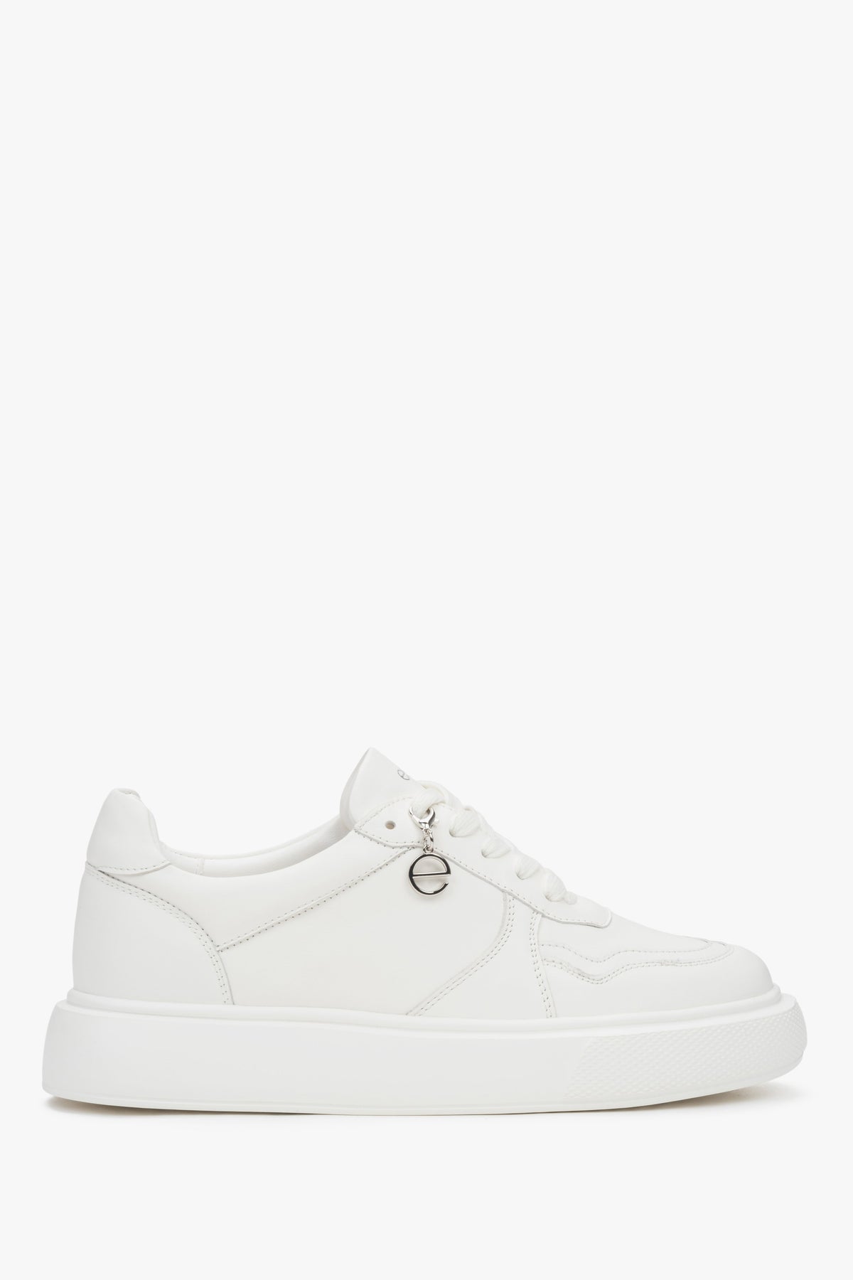 Białe skórzane sneakersy damskie z elastyczną podeszwą Estro ER00117140.
