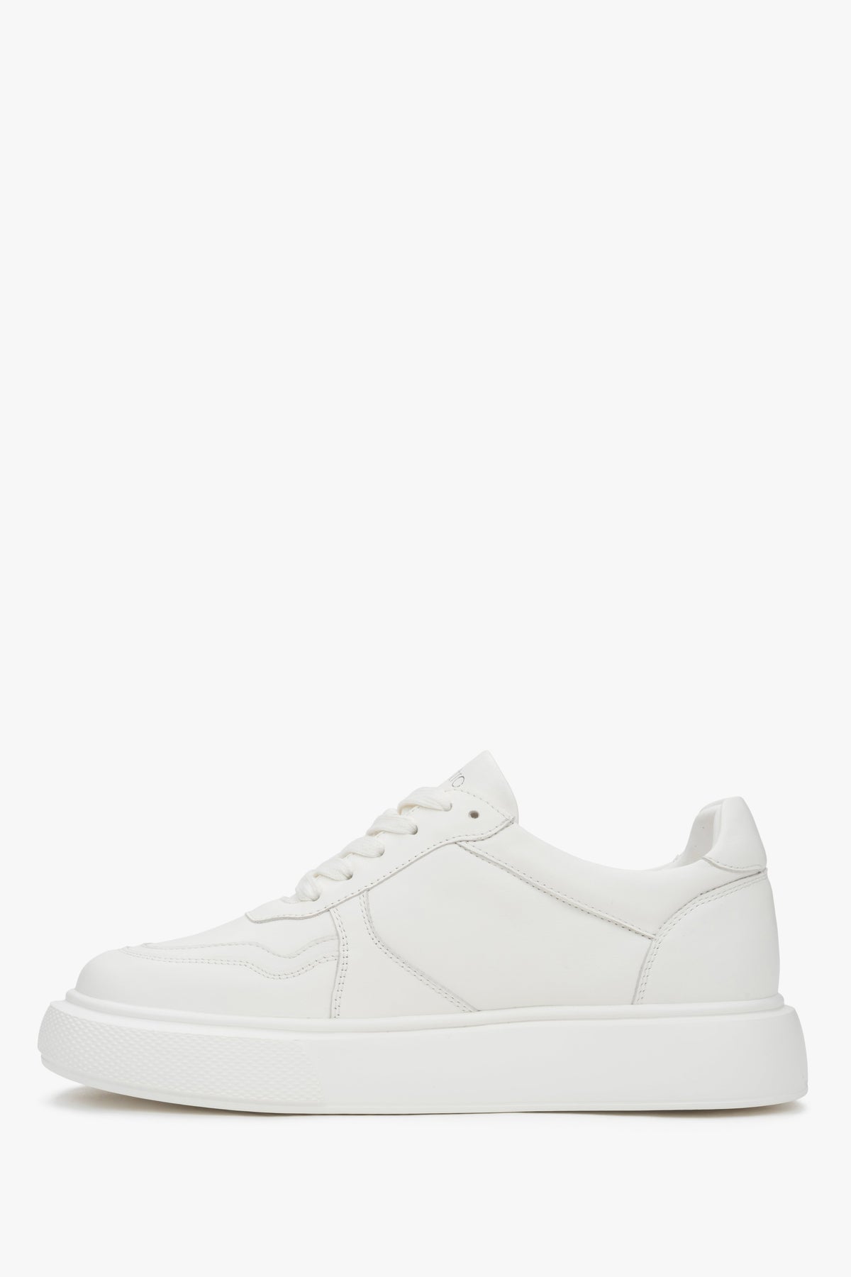 Komfortowe białe sneakersy damskie Estro, uszyte ze skóry naturalnej i wyposażone w elastyczną podeszwę, idealne na aktywne dni.