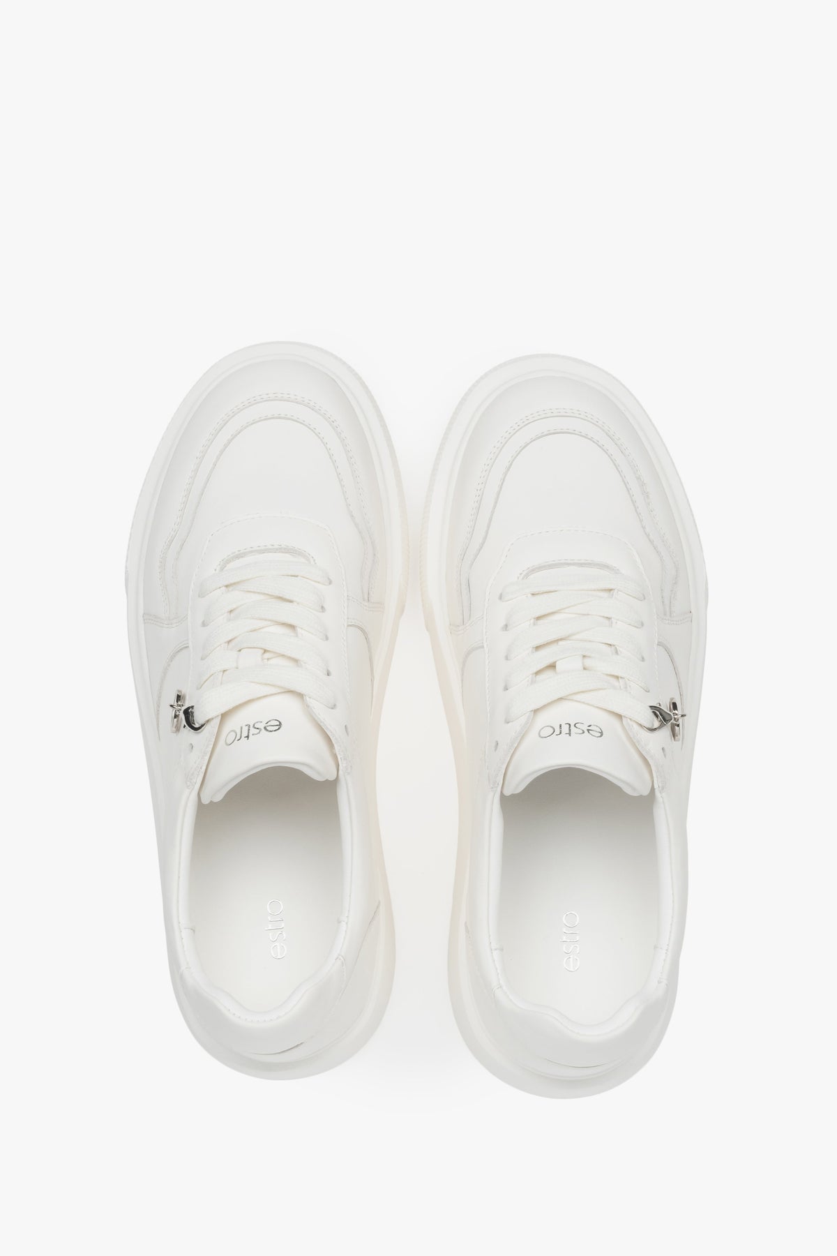 Lekkie białe sneakersy damskie Estro ze skóry naturalnej, z elastyczną podeszwą - połączenie swobody i modnego designu.