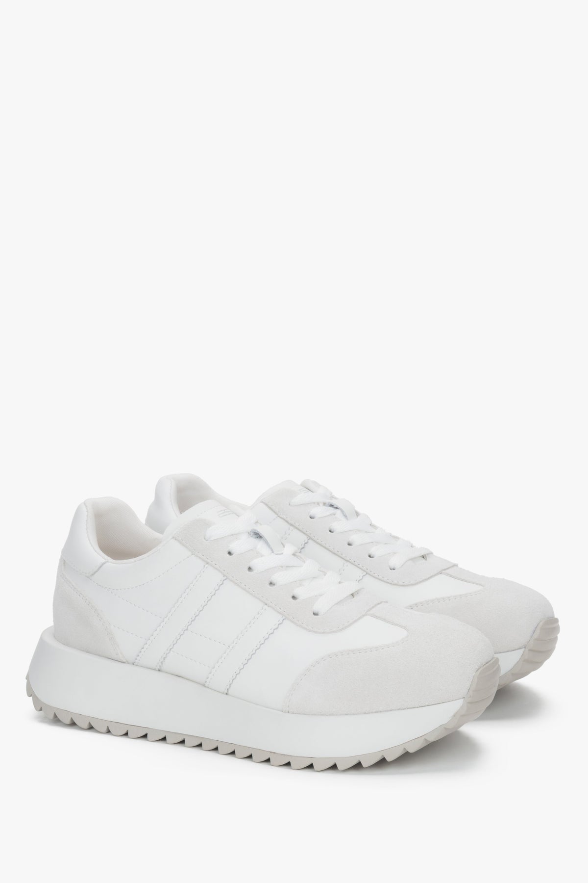 Białe sneakersy damskie ze skóry naturalnej i weluru.