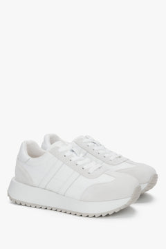 Białe sneakersy damskie ze skóry naturalnej i weluru.