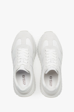 Białe sneakersy damskie ES8, ze skóry naturalnej i weluru.