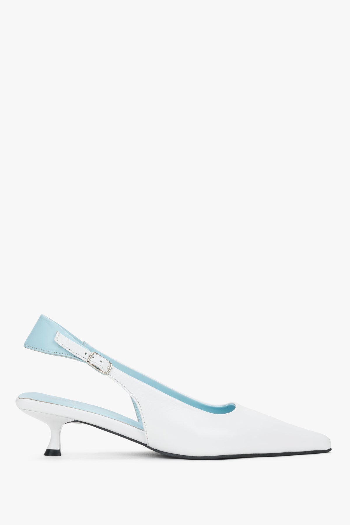 Biało - niebieskie czółenka damskie typu slingback na obcasie kitten heel Estro ER00119765.