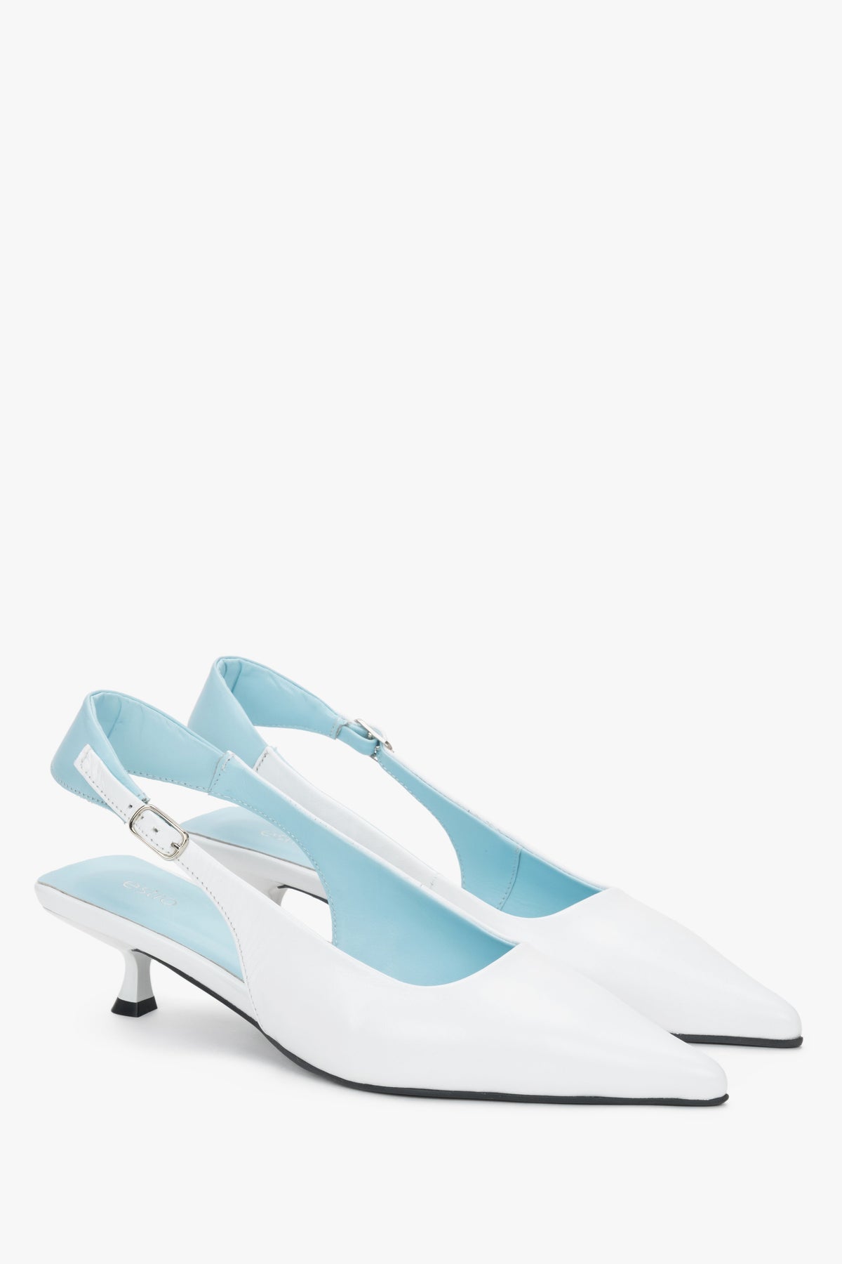 Biało-niebieskie czółenka damskie typu slingback na obcasie kitten heel.