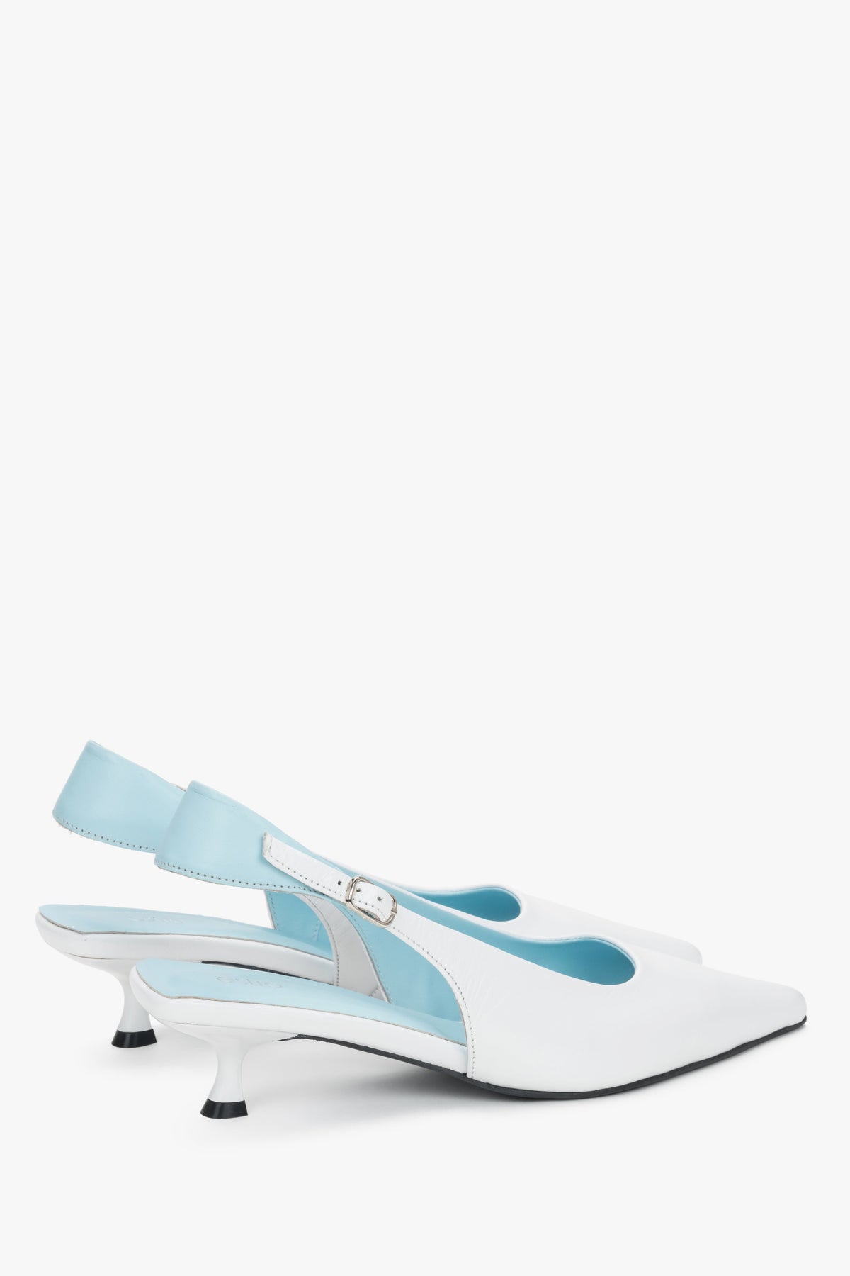 Na obcasie kitten heel, biało-niebieskie czółenka damskie typu slingback Estro.