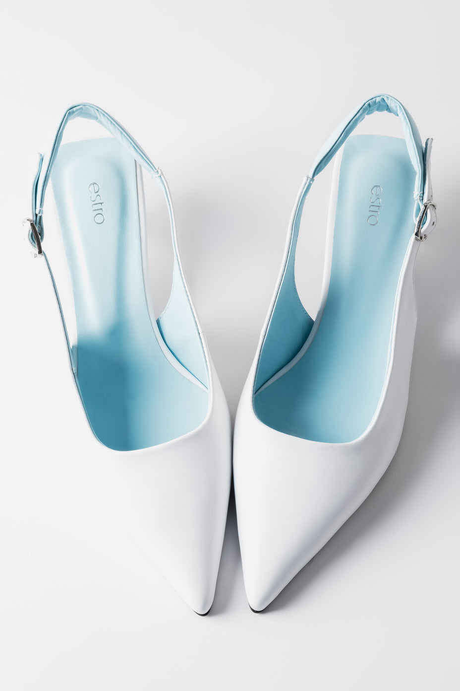 Biało - niebieskie czółenka damskie typu slingback na obcasie kitten heel Estro ER00119765.