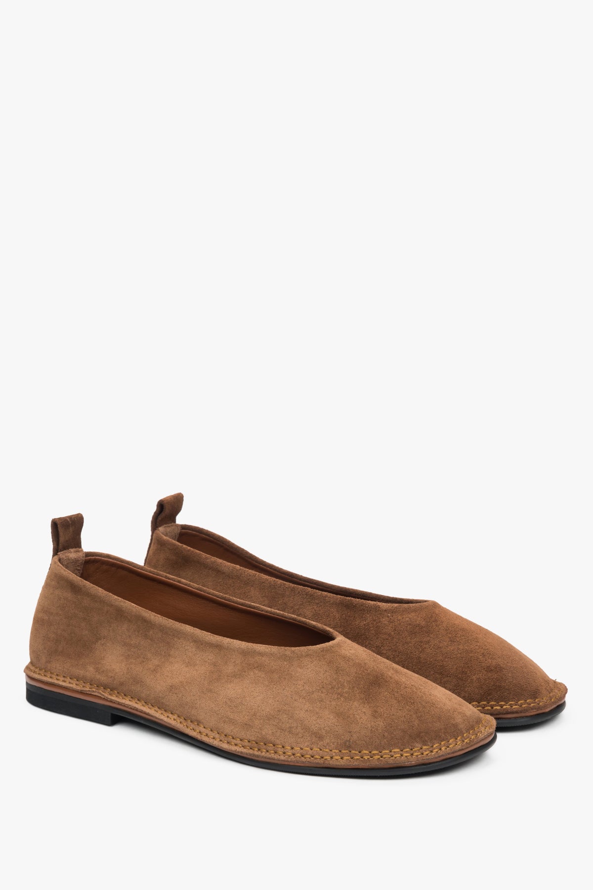 Komfortowe brązowe baleriny damskie Estro, wykonane z miękkiego weluru naturalnego w stylu barefoot. 