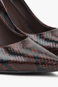 Buty na wysokim obcasie ze wzorem z imitacji wężowej skóry Estro.