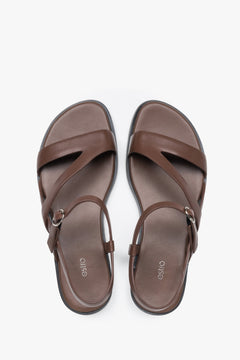 Sandały damskie, brązowe, skórzane, z krzyżującymi się paskami i płaską podeszwą, Estro.