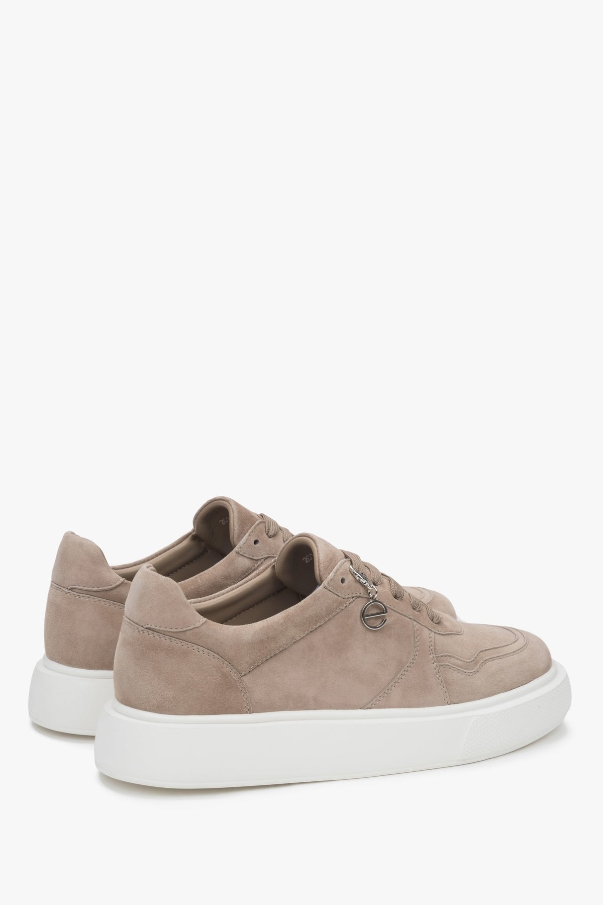 Casualowe brązowe sneakersy damskie Estro, wykonane z weluru i posiadające elastyczną podeszwę, gwarantującą amortyzację i komfort podczas aktywności. 