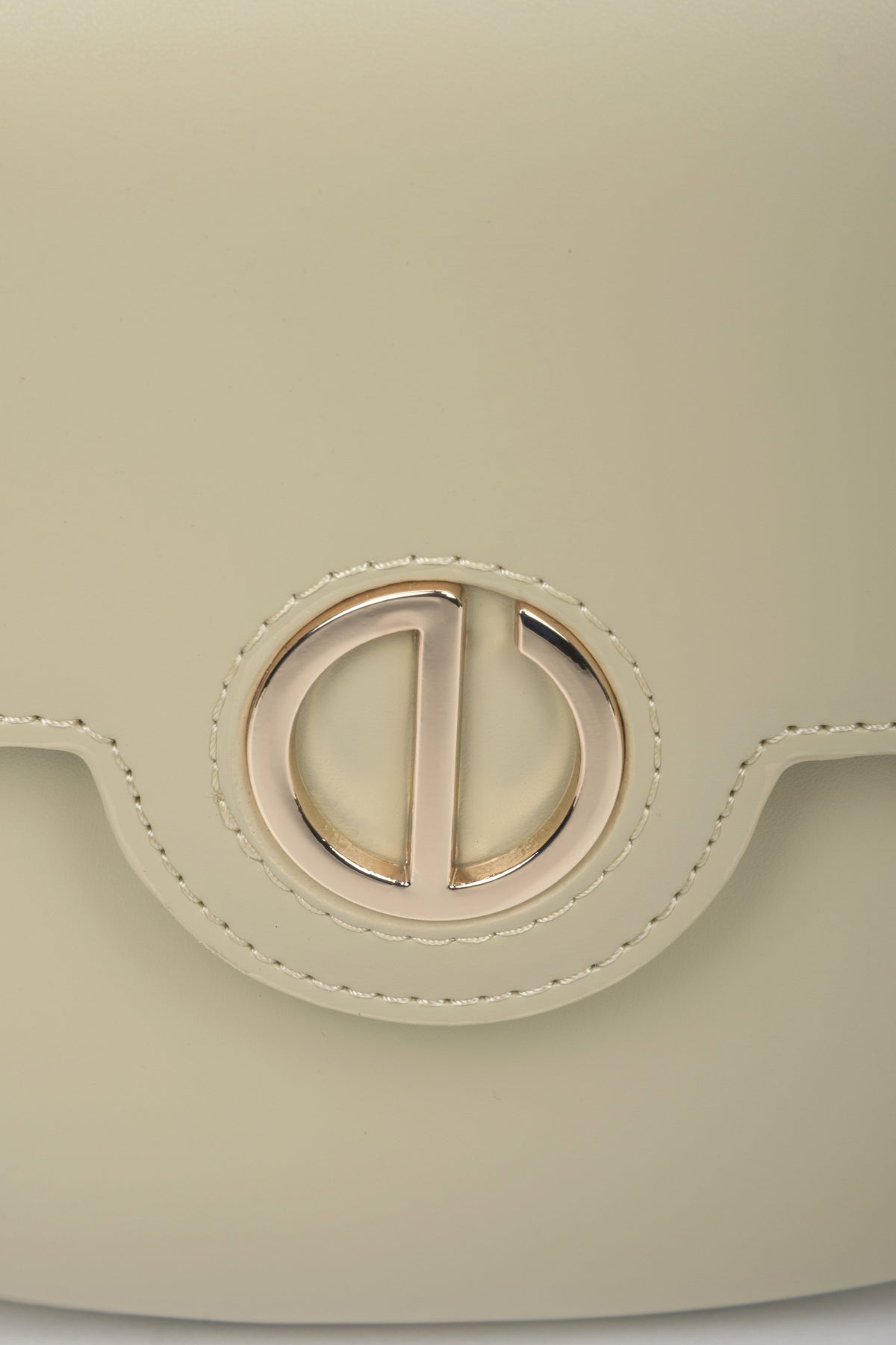 Damska beżowa torebka na ramię Estro - zbliżenie na detale.