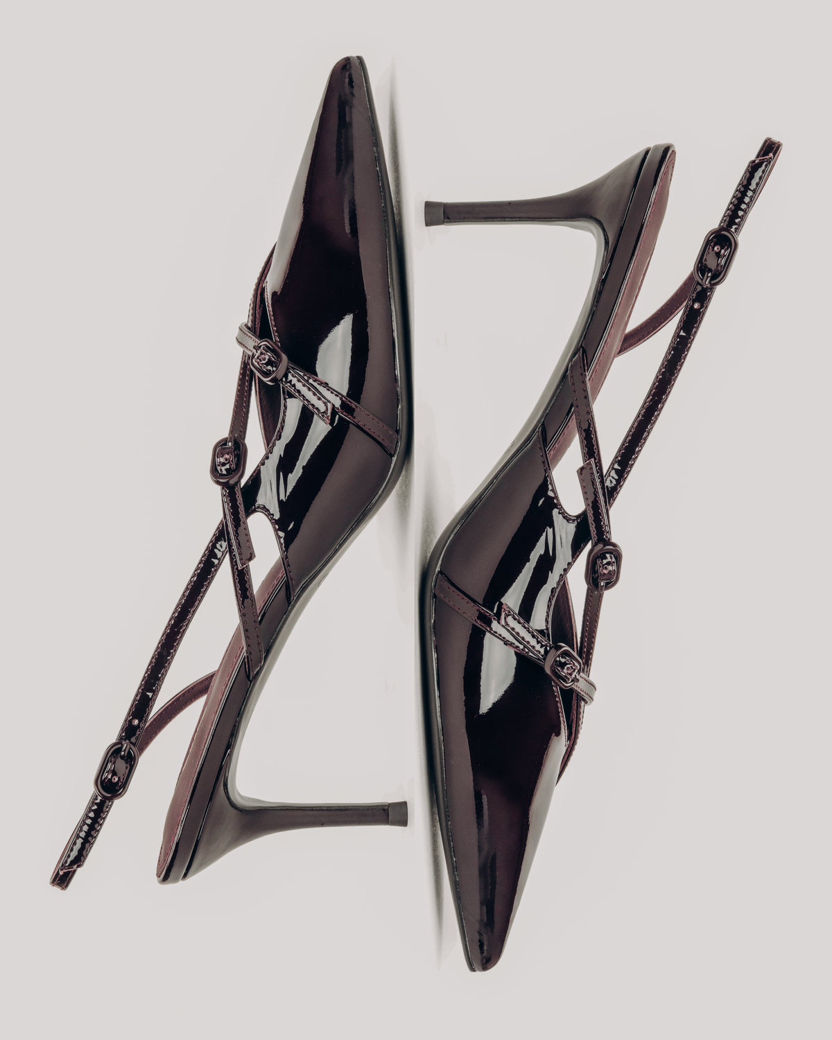 Burgundowe czółenka damskie typu slingback z lakierowanej skóry naturalnej Estro ER00119042.