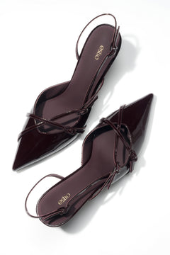 Głęboka, luksusowa czerwień w wydaniu black cherry – lakierowane czółenka slingback, które definiują odważną elegancję.