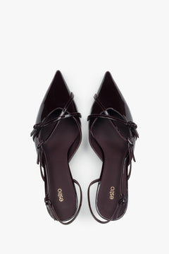 Zmysłowe wycięcie pięty i smukła sylwetka – fason typu slingback w najbardziej pożądanym kolorze sezonu.