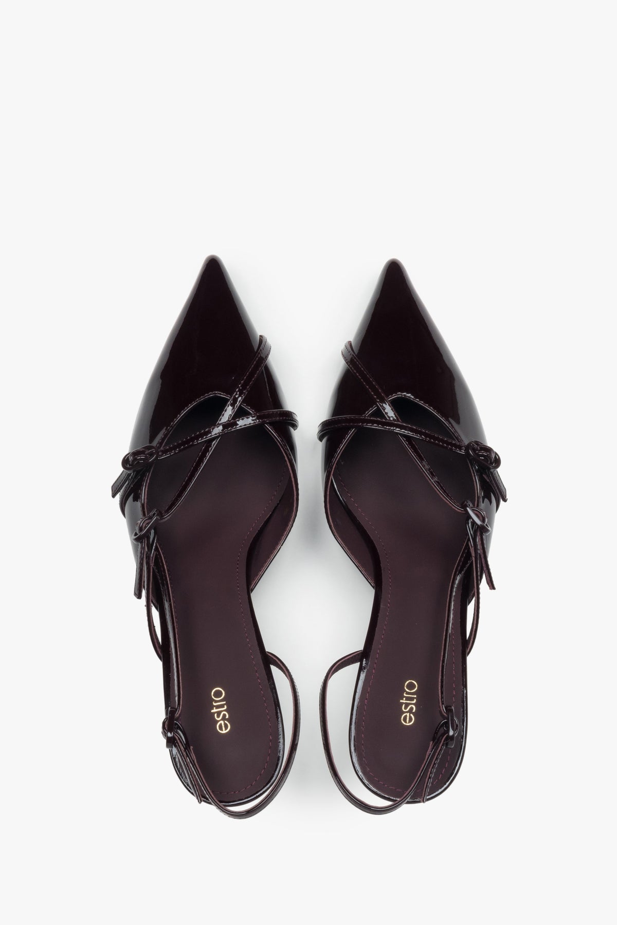 Zmysłowe wycięcie pięty i smukła sylwetka – fason typu slingback w najbardziej pożądanym kolorze sezonu.