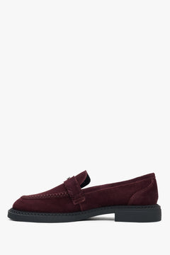 Loafersy damskie typu penny z burgundowego weluru naturalnego  -profil buta.