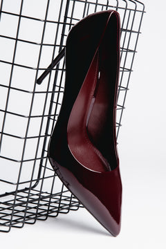Burgundowe buty damskie na wysokim obcasie z naturalnej skóry lakierowanej Estro.
