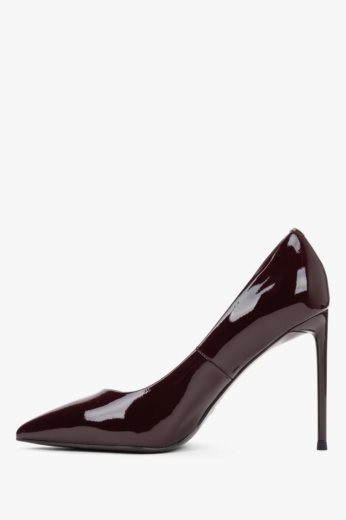 Burgundowe buty damskie na wysokim obcasie z naturalnej skóry lakierowanej Estro.
