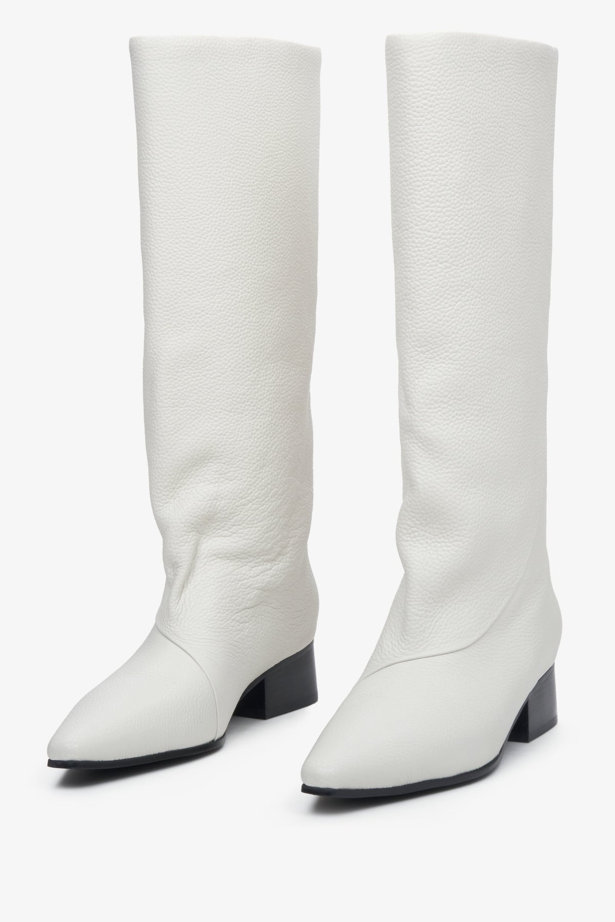 Skórzane kozaki damskie białe o szerokiej cholewie Estro.