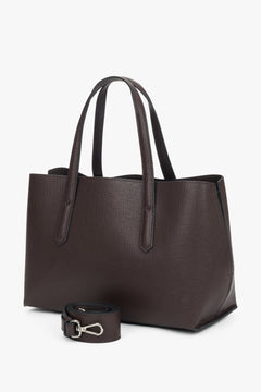 Elegancka ciemnobrązowa torebka typu tote ze skóry naturalnej o klasycznej, pojemnej formie.