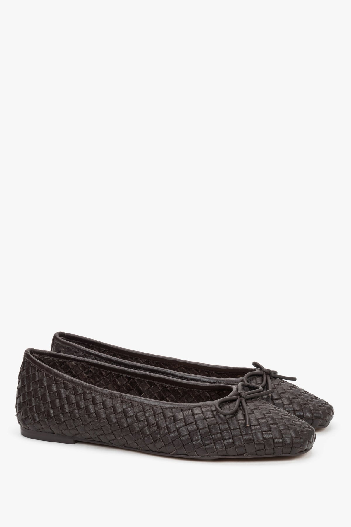 Ciemnobrązowe baleriny damskie Estro z bliska, prezentujące precyzyjny splot naturalnej skóry oraz klasyczną linię cholewki.