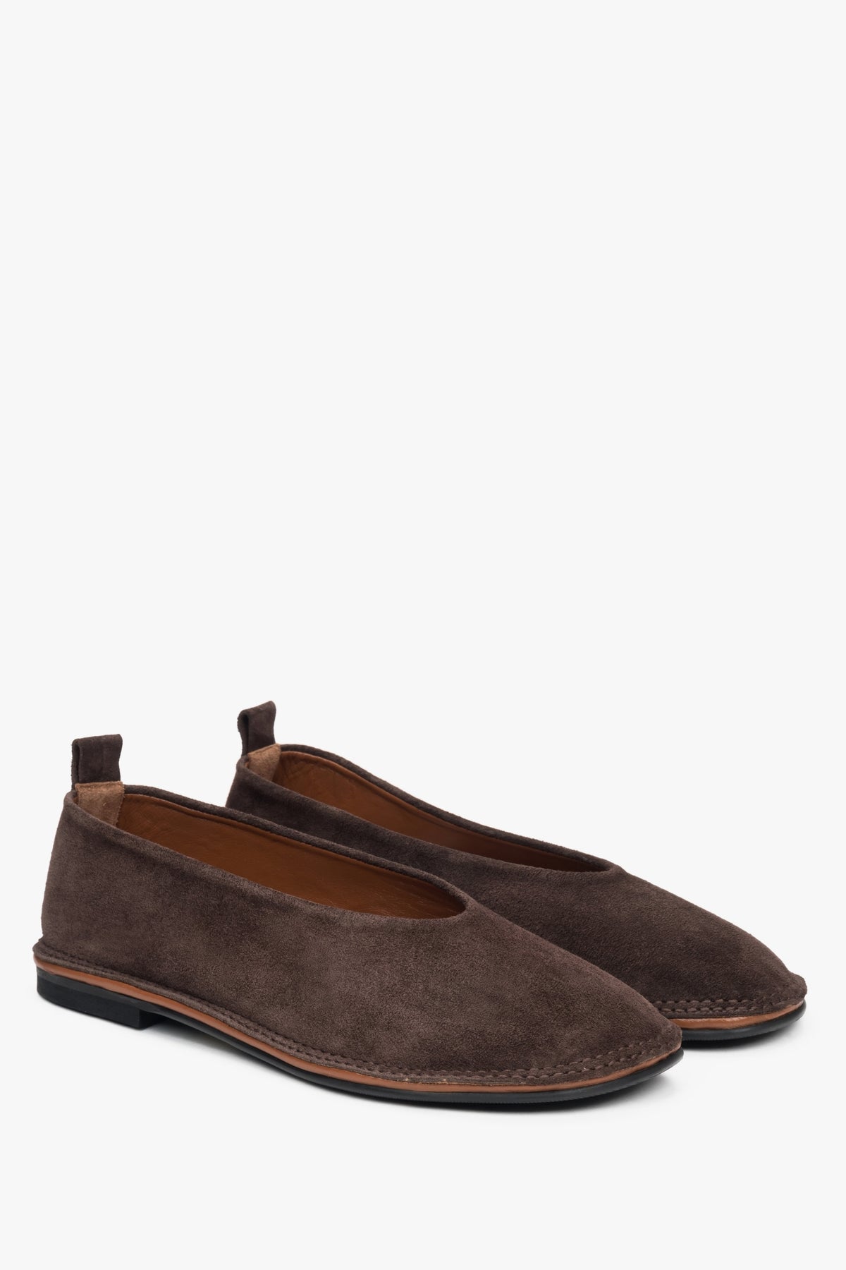 Komfortowe ciemnobrązowe baleriny damskie Estro, wykonane z miękkiego weluru naturalnego w stylu barefoot. 