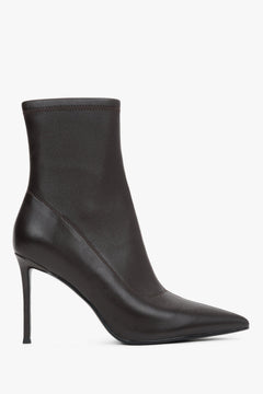 Ciemnobrązowe botki damskie typu sock boots z elastyczną cholewką na szpilce Estro.
